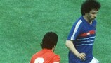Мишель Платини (с мячом) в финальном матче ЧЕ-1984 против Испании