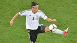 Mesut Özil fue el motor de una Alemania que ya está en semifinales de la UEFA EURO 2012
