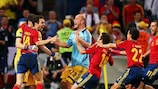 Los jugadores españoles estallan tras el gol de Fàbregas en el quinto penalti
