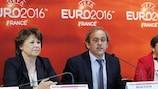 UEFA-Präsident Michel Platini mit Lilles Bürgermeisterin Martine Aubry und Frankreichs Sportministerin Valérie Fourneyron bei der Pressekonferenz in Lille
