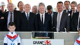 O presidente do Lyon, Jean-Michel Aulas (centro) e o edil da cidade, Gérard Collomb (segundo da esquerda) participam na cerimónia de colocação da primeira pedra do Grand Stade de Lyon