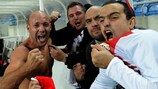 Gibraltars Al Greene (links) feiert mit den Fans das 0:0 gegen die Slowakei