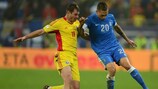 Griechenlands José Holebas im Duell mit Rumäniens Marius Niculae in den Play-offs für die FIFA-WM 2014