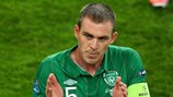 Richard Dunne aplaude os adeptos irlandeses no UEFA EURO 2012