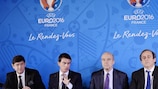 Patrick Kanner, ministro galo de deportes, el Primer Ministro francés Manuel Valls, el alcalde de Burdeos Alain Juppé y el Presidente de la UEFA, Michel Platini, en Burdeos