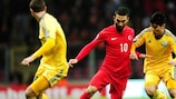 Арда Туран (в центре) в первом матче сборных Турции и Казахстана