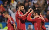 Испанцы празднуют гол Иско в домашнем матче с Беларусью