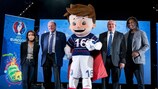 La mascota de la UEFA EURO 2016 Super Victor estuvo presente en el programa de voluntarios