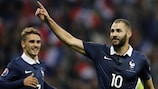 Karim Benzema celebra uno de sus dos goles con Francia