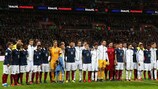 Игроки сборных Англии и Франции выстроились вместе перед началом игры