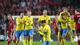Gli svedesi corrono verso Zlatan Ibrahimović a fine partita