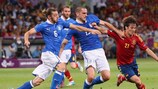 Federico Balzaretti e Leonardo Bonucci provano a contrastare David Silva (a destra) durante la finale EURO del 2012