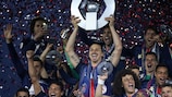 Zlatan Ibrahimović lifts the Ligue 1 trophy at the end of the 2015/16 season