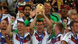 Miroslav Klose con la Copa del Mundo ganada en Brasil