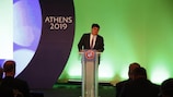 Le secrétaire général de l'UEFA, Theodore Theodoridis, s'adresse aux participants. Photo: Aris Papadopoulos, APG