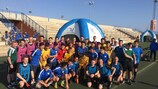 Spieler einer Jugendmannschaft von Málaga CF nehmen an einer Trainingseinheit mit den Schiedsrichterassistenten teil und helfen ihnen, Abseitspositionen zu simulieren