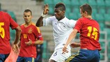Paul Pogba entre vários adversários da Espanha no jogo das meias-finais do EURO Sub-19, no mês passado
