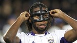 Dieumerci Mbokani envergando uma máscara facial na fase de grupos da UEFA Champions League, na época passada