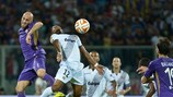 Borja Valero da Fiorentina discute um lance com Claudio Beauvue do Guingamp