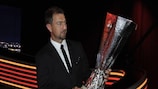 Jerzy Dudek, ambassadeur de la finale de l'UEFA Europa League, avec le trophée de la compétition entre les mains.