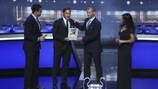 Francesco Totti recebe o Prémio Presidente da UEFA das mãos de Aleksandar Čeferin
