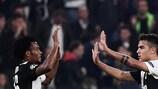 Paulo Dybala e Juan Cuadrado dopo il gol della vittoria della Juventus contro il Lokomotiv