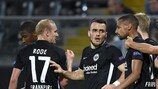 Evan N'Dicka (segundo à direita) é felicitado depois de marcar o golo da vitória do Eintracht Frankfurt em Guimarães