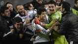 A festa dos jogadores do Beşiktaş ante o Liverpool