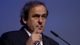 UEFA-Präsident Michel Platini setzt den Kampf gegen Rassismus im Fußball fort