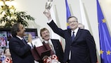 Polens Präsident Bronisław Komorowski mit der Nachbildung des Henri-Delaunay-Pokals, unter den Augen von Michel Platini (links) und Zbigniew Boniek.