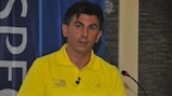 O director-técnico da UEFA Ioan Lupescu, no uso da palavra, em Istambul