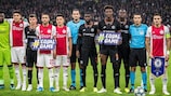 Les joueurs de l'Ajax et de Chelsea affichent leur soutien à la campagne avant leur match de l'UEFA Champions League.
