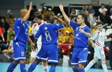 Cirilo (a sinistra) ed Edu (al centro) si congratulano con Tatu per il gol