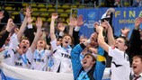 Os jogadores do Ekaterinburg festejam a conquista da Taça UEFA de Futsal
