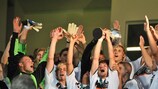 Юные футболисты сборной Германии празднуют громкий успех своей команды