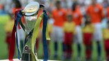 Le trophée du Championnat d'Europe des moins de 21 ans de l'UEFA