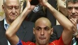 Хави Родригес получает награду за второе место на чемпионате мира по футзалу