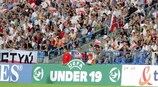 Fußballfans während des letzten UEFA-U19-Europameisterschaftsfinale