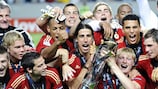A Alemanha festeja na posse do troféu, depois de uma vitória convincente