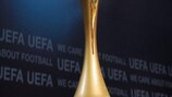 O troféu em disputa na Taça UEFA de Futsal