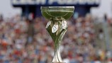 El trofeo del Campeonato de Europa Sub-19 de la UEFA