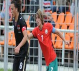 Капитан молодежной сборной Беларуси Михаил Сиваков (справа) против Юлиана Баумгартлингера