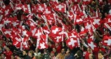 Die Schweizer Fans hoffen auf ein Weiterkommen ihrer Elf