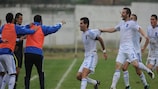 Dimitrios Siovas (nº5) festeja o primeiro golo da Grécia