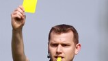 Un arbitro mostra il cartellino giallo