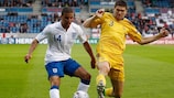 El jugador ucraniano Yevhen Selin lucha por un balón con el lateral inglés Kyle Walker