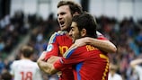 Adrián López festeja com Juan Mata um dos dois golos que apontou frente à Bielorrússia