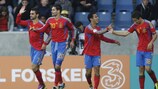 Alberto Botía (2. von links) lobt die starke Verteidigung des gesamten spanischen Teams
