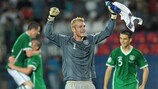 El portero de Irlanda Aaron McCarey celebra la clasificación tras el final del encuentro ante Rumanía