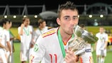El autor del gol de la victoria Paco Alcácer besa el trofeo que logró la selección española